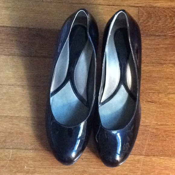 Black shiny heels - Picture 2 of 4